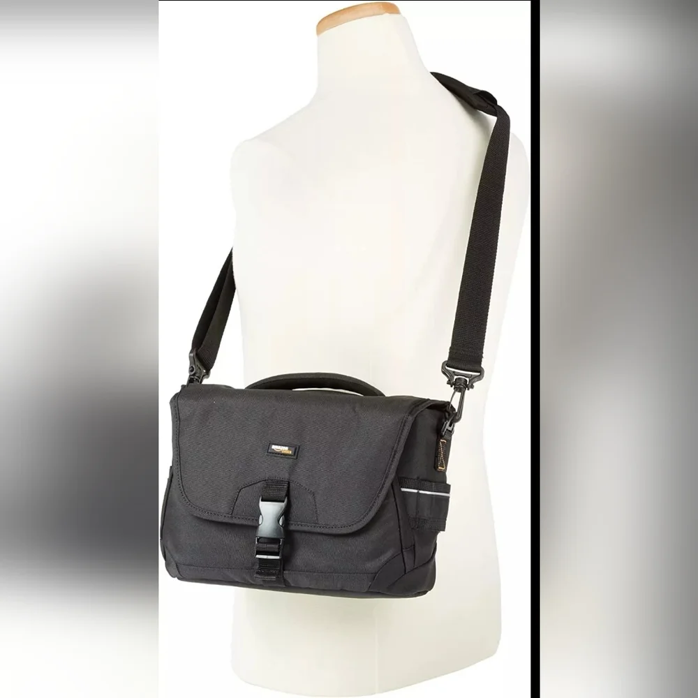 Amazon Basics Medium DSLR Camera and Equipment Bag